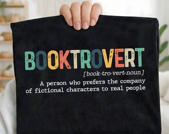 Booktrovert PNG SVG, regalo para bibliotecario, diseño de camiseta para club de lectura, sudadera con capucha para amantes de los libros, regalo para camiseta para amantes de los libros, cuello redondo para maestros, diseño de lectura