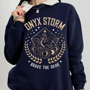 Dragón de Tormenta de Ónix SVG PNG, Brócoli del Escuadrón de Búsqueda de Tormenta de Ónix, Camiseta de Fan de Romantasy de Ridoc, Camiseta de Jinete de Dragón, Regalos para Ratoncitos de Biblioteca imagen 5