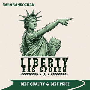 Può includere: Un'illustrazione grafica dai toni verdi della Statua della Libertà che indica con una mano e tiene una tavoletta con la scritta DON'T YOU POINT AT ME. Il testo SARABANDOCHAN, LIBERTY HAS SPOKEN e BEST QUALITY & BEST PRICE è ben visibile.