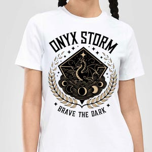 Dragón de Tormenta de Ónix SVG PNG, Brócoli del Escuadrón de Búsqueda de Tormenta de Ónix, Camiseta de Fan de Romantasy de Ridoc, Camiseta de Jinete de Dragón, Regalos para Ratoncitos de Biblioteca imagen 3