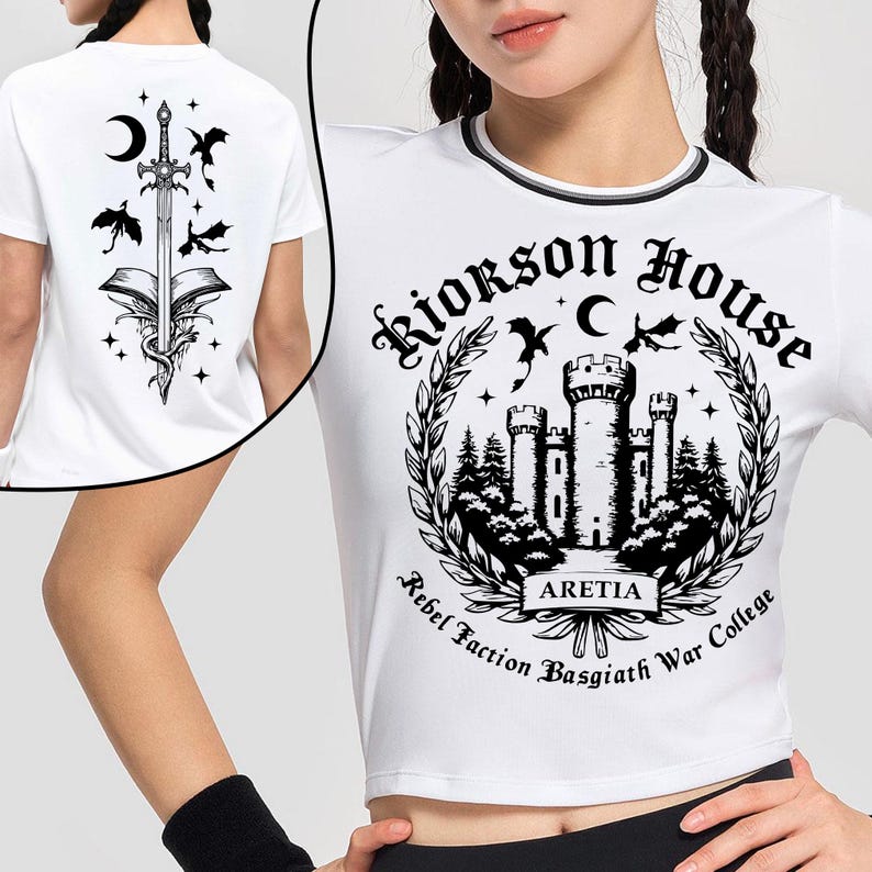 Puede incluir: Top corto blanco con un dise&ntilde;o gr&aacute;fico en blanco y negro. La parte delantera presenta un castillo dentro de una corona, con el texto "Riorkson House" y "Aretia". La parte trasera tiene un dise&ntilde;o de espada, libro y luna creciente.