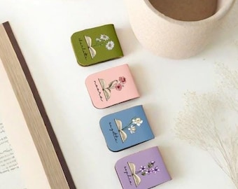Marcador magnético personalizado, regalo para ella, marcapáginas de cuero con flor de nacimiento, marcapáginas con iniciales, regalo para lectores, regalos de cumpleaños personalizados