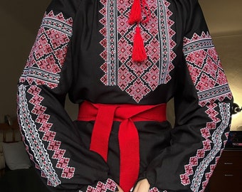 女性用ヴィシヴァンカ。ウクライナの伝統的な刺繍が施された女性用