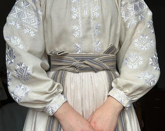 女性用ヴィシヴァンカ。ウクライナの伝統的な刺繍が施された女性用 