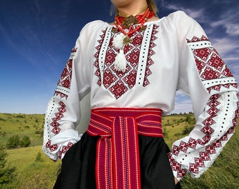 Les femmes vyshyvanka. Chemisier traditionnel ukrainien brodé pour femmes Chemise sorochka ethnique. Vêtements ukrainiens. Blouse brodée au point de croix