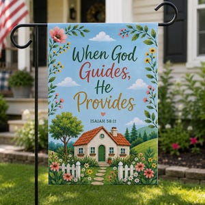 Może przedstawiać: Flaga ogrodowa z napisem "When God Guides, He Provides" i malowniczą sceną domu, drzewa i kwiatów. Flaga ma jasnoniebieskie tło z kwiatowymi i liściastymi akcentami i jest wyświetlana na czarnym metalowym stojaku.