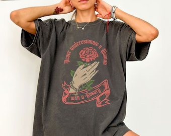 Camiseta "Nunca Subestime uma Mulher com um Rosário", Camiseta Católica, Camiseta da Virgem Maria, Camiseta "Reze o Rosário", Presente Católico