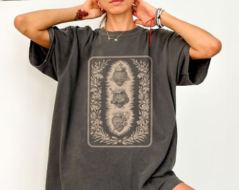 Camiseta Três Corações da Sagrada Família, Camiseta com Versículo Bíblico, Camiseta Católica, Presente para Madrinha, Presente para Mãe Católica, Camiseta de Oração Católica