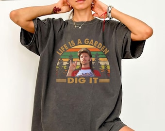 Camiseta "A vida é um jardim, cave com ela" do Joe Dirt, Camiseta "A América" do Joe Dirt, Camiseta engraçada do Joe Dirt para o 4 de julho, Camiseta do Dia da Independência, Presente para o Quatro de Julho