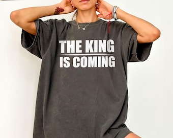 Camiseta "O Rei Está Voltando", Camiseta de Jesus, Presente para Cristãos, Camiseta Espiritual com Versículo Bíblico, Camiseta de Fé, Presente para Homens e Mulheres