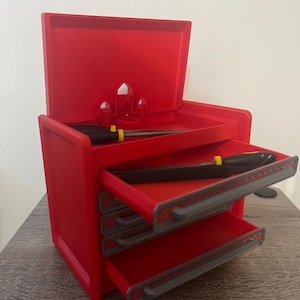 3D Gedruckter Mini Werkzeugkasten Mit Griff zum Öffnen der oberen Schublade