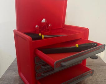 Mini caja de herramientas impresa en 3D con tirador para abrir el cajón superior