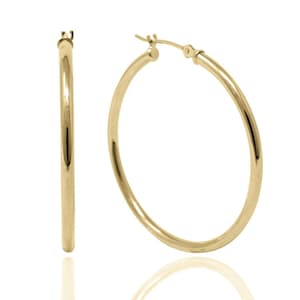 Aros de oro de 14 quilates: oro amarillo minimalista y ligero