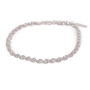 Pode incluir: Uma delicada pulseira de prata com um padrão ondulado repetitivo. A pulseira é feita de pequenas elos texturizados que captam a luz. O fecho é visível. A joia é exibida em um fundo branco. Comprimento: cerca de 18 cm.