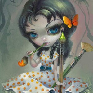 Op de afbeelding: Een grillig schilderij van een poppetjesachtige figuur met grote blauwe ogen, gekleed in een witte jurk met oranje stippen. Ze houdt een penseel vast en heeft een oranje vlinder in haar haar. Een tweede penseel ligt naast haar.