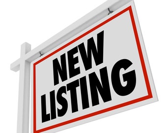 Può includere: Un cartello immobiliare bianco con bordo rosso e le parole "NEW LISTING" in nero.