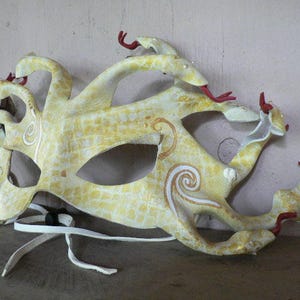 Masque Medusa, blanc avec écailles dorées et jaunes, masque en cuir Medusa réactif à la lumière noire, masque serpent, masque serpent image 6