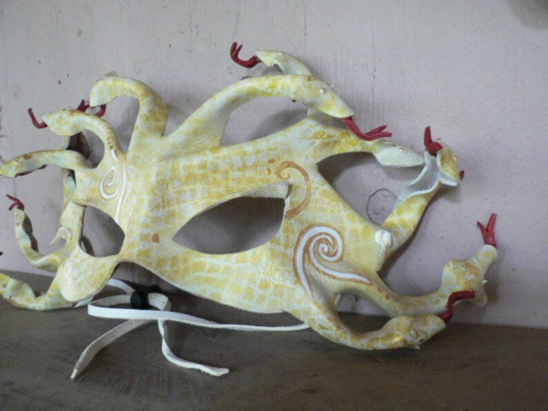 Masque Medusa, blanc avec écailles dorées et jaunes, masque en cuir Medusa réactif à la lumière noire, masque serpent, masque serpent image 6