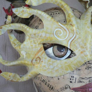 Masque Medusa, blanc avec écailles dorées et jaunes, masque en cuir Medusa réactif à la lumière noire, masque serpent, masque serpent image 3