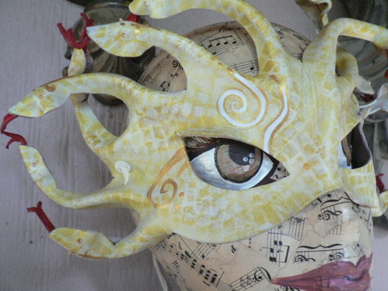 Masque Medusa, blanc avec écailles dorées et jaunes, masque en cuir Medusa réactif à la lumière noire, masque serpent, masque serpent image 3