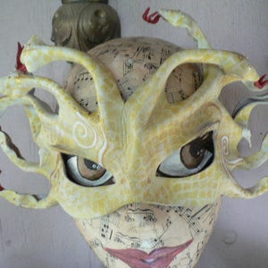 Masque Medusa, blanc avec écailles dorées et jaunes, masque en cuir Medusa réactif à la lumière noire, masque serpent, masque serpent image 2