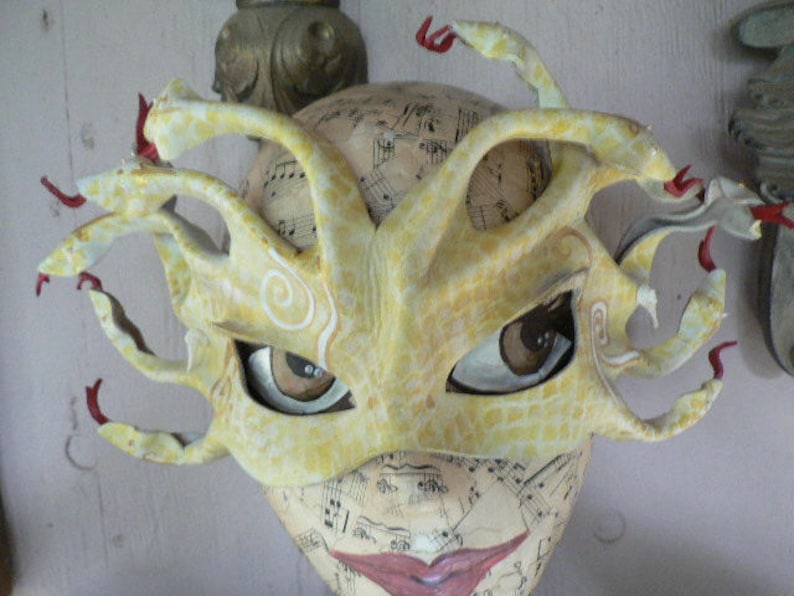 Masque Medusa, blanc avec écailles dorées et jaunes, masque en cuir Medusa réactif à la lumière noire, masque serpent, masque serpent image 2