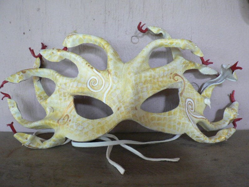 Masque Medusa, blanc avec écailles dorées et jaunes, masque en cuir Medusa réactif à la lumière noire, masque serpent, masque serpent image 7