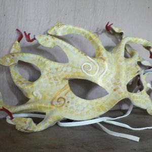 Masque Medusa, blanc avec écailles dorées et jaunes, masque en cuir Medusa réactif à la lumière noire, masque serpent, masque serpent image 5