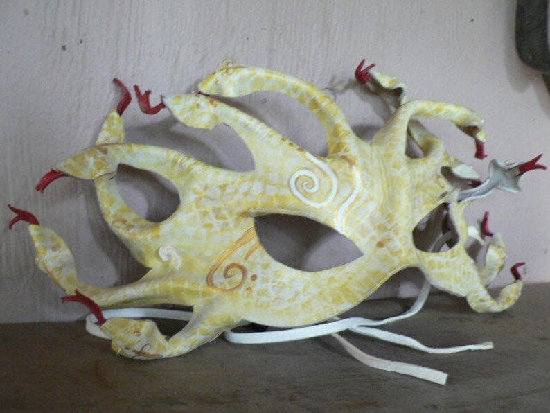 Masque Medusa, blanc avec écailles dorées et jaunes, masque en cuir Medusa réactif à la lumière noire, masque serpent, masque serpent image 5