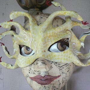 Masque Medusa, blanc avec écailles dorées et jaunes, masque en cuir Medusa réactif à la lumière noire, masque serpent, masque serpent image 4