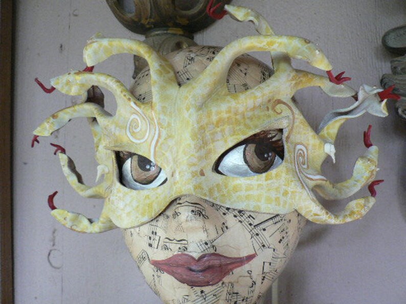 Masque Medusa, blanc avec écailles dorées et jaunes, masque en cuir Medusa réactif à la lumière noire, masque serpent, masque serpent image 4