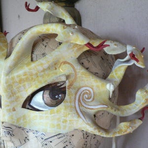 Masque Medusa, blanc avec écailles dorées et jaunes, masque en cuir Medusa réactif à la lumière noire, masque serpent, masque serpent image 1