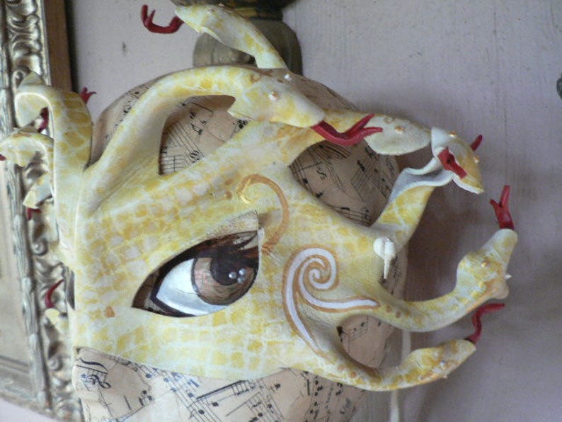 Masque Medusa, blanc avec écailles dorées et jaunes, masque en cuir Medusa réactif à la lumière noire, masque serpent, masque serpent image 1