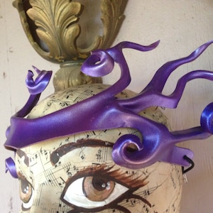 Copricapo costume a sirena, corona in pelle viola di faerywhere