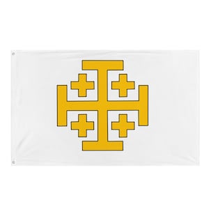 Könnte beinhalten: Weiße Flagge mit dem Jerusalemer Kreuz, einem großen Kreuz mit vier kleineren Kreuzen in jedem Quadranten. Die Kreuze sind schwarz umrandet und goldgelb gefüllt. Die Flagge hat Ösen zum Aufhängen.