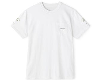 Puede incluir: Camiseta blanca con cuello redondo y mangas cortas. La camiseta tiene un bolsillo en el pecho con el texto "But God" impreso. Las mangas tienen texto verde y negro y diseños florales.
