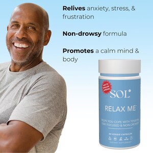 Może przedstawiać: Niebieska butelka kapsułek suplementu diety SOL Relax Me. Butelka ma białą etykietę z tekstem "SOL Relax Me" dużymi, pogrubionymi literami. Etykieta zawiera również tekst "Pomaga radzić sobie z napięciem, zachować skupienie i nie powoduje senności" oraz "50 kapsułek wegańskich".