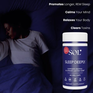 Könnte beinhalten: Eine blaue Flasche mit SOL Sleep Deeply Nahrungsergänzungsmittelkapseln. Die Flasche hat ein weißes Etikett mit dem Text "Sleep Deeply" und "Supports Restful & Longer Lasting Sleep". Die Flasche hat auch einen weißen Verschluss und einen weißen Aufkleber mit dem Text "Easy to Swallow Capsules".