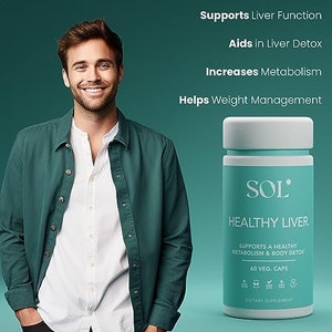 Könnte beinhalten: Eine Flasche des Nahrungsergänzungsmittels SOL Healthy Liver mit grünem Etikett und weißem Text. Die Flasche enthält 60 vegetarische Kapseln. Das Etikett besagt, dass das Nahrungsergänzungsmittel einen gesunden Stoffwechsel und eine Entgiftung des Körpers unterstützt.