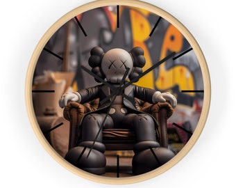 Sculpture inspirée de KAWS en costume noir Horloge