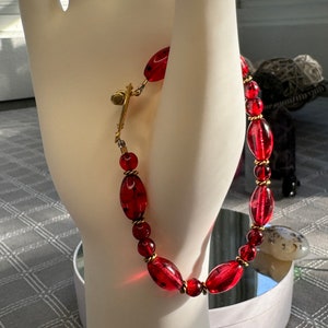 Goudkleurige 20 cm lange “Bubbles & Beads” armband met robijnrode glazen kralen van Bead Retreat