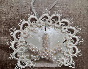 Do you have a friend who lives near the ocean?  Here is a sand dollar that I have trimmed with tatting for them!