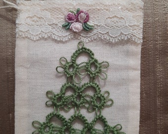 Very pretty hand tatted jewelry gift bag.  I have also hand tatted the Christmas tree!  The size is 4" x 3-1/2".