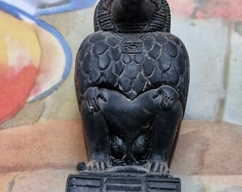 Statue de Thot en babouin assis portant un troupeau de plumes Thot était le symbole de la sagesse, la lune et le temps fait de pierre