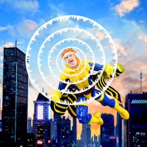 Puede incluir: Figura de acción de superhéroe en una pose dinámica, ambientada en un paisaje urbano y un cielo nublado. La figura está vestida con un traje amarillo y azul, con una cabeza rojo-naranja y una expresión decidida. Círculos concéntricos blancos rodean la figura.