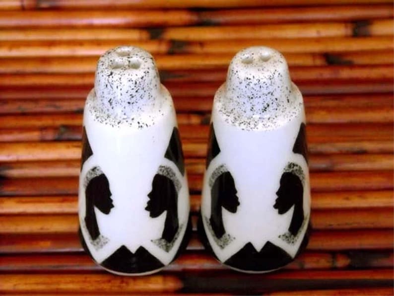 アフロセントリックな白い陶器製ハンドメイドのヌビア姉妹の塩コショウ入れセット 画像 1
