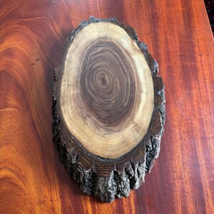 Centro de mesa de madera de nogal con borde vivo