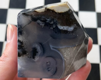 Grosse plaque de forme libre en agate polie bleu foncé avec quartz
