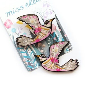 Broche oiseau floral - Oiseau de mer Gravelot imprimé verni durable cerise bois pin oiseaux amoureux des oiseaux