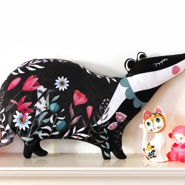 Cojín de tejón softie felpa floral - almohada de tiro - ilustración de decoración de vivero de artículos para el hogar ilustrados con animales